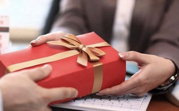Tặng quà cho sếp